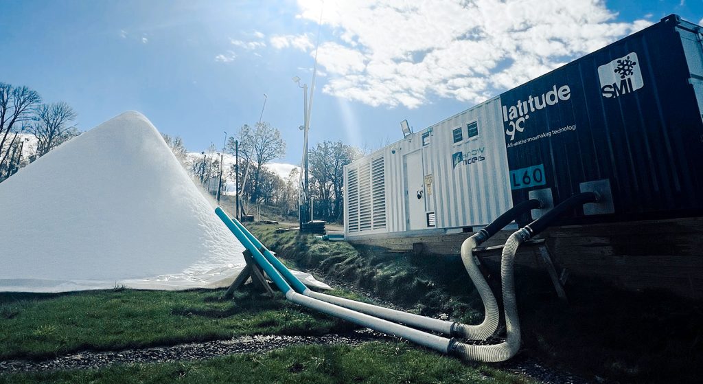 Machine L60 blowing snow onto a snowdrift