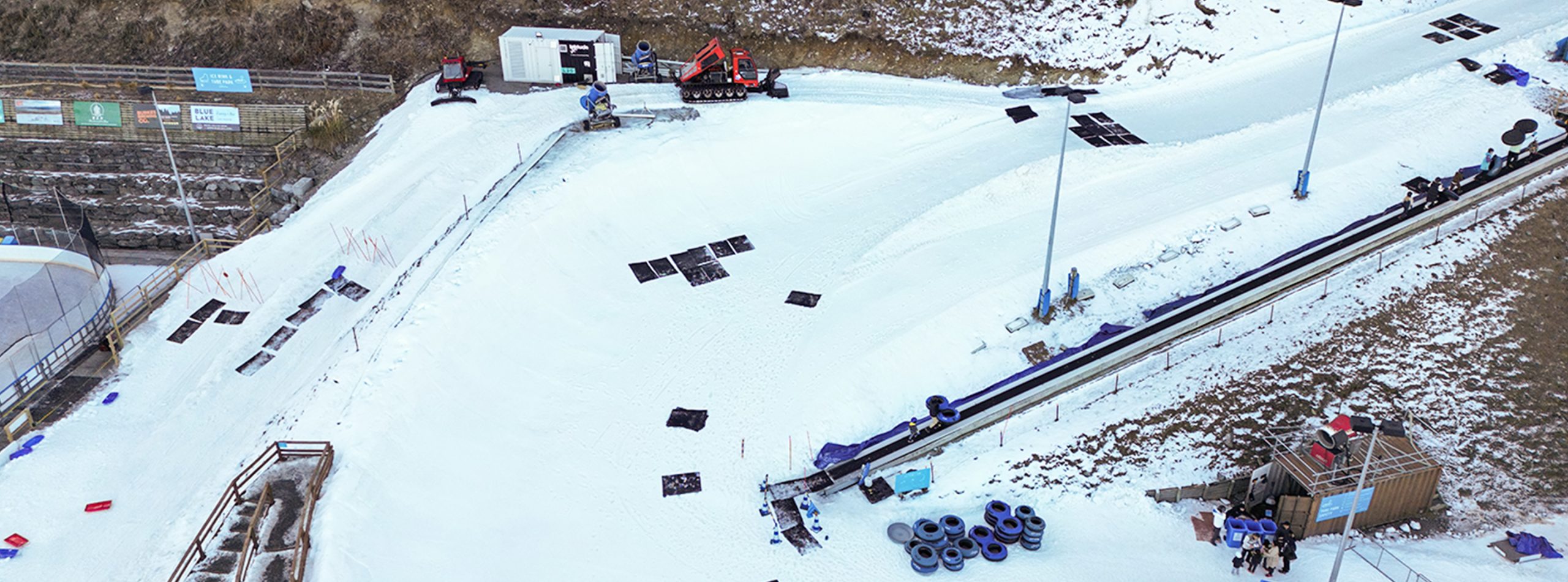 Overview of the Ober Mountain facilities with an L30 machine in the center and the ski lift on the right
